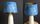 jolie lampe déco avec sa base en céramique blanche et son abat-jour en tissu bleu façon Shibori